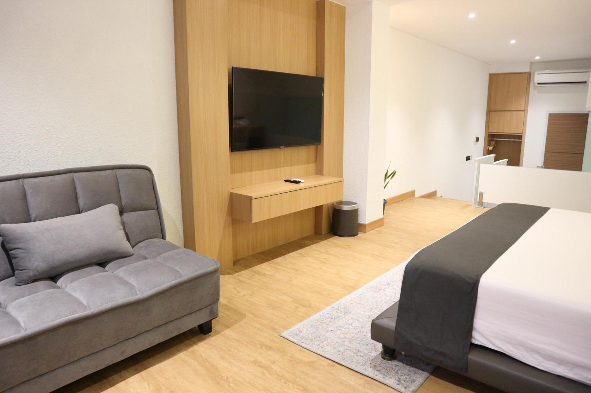 Treehouse Suites - Boutique Serviced Apartment Джакарта Екстериор снимка