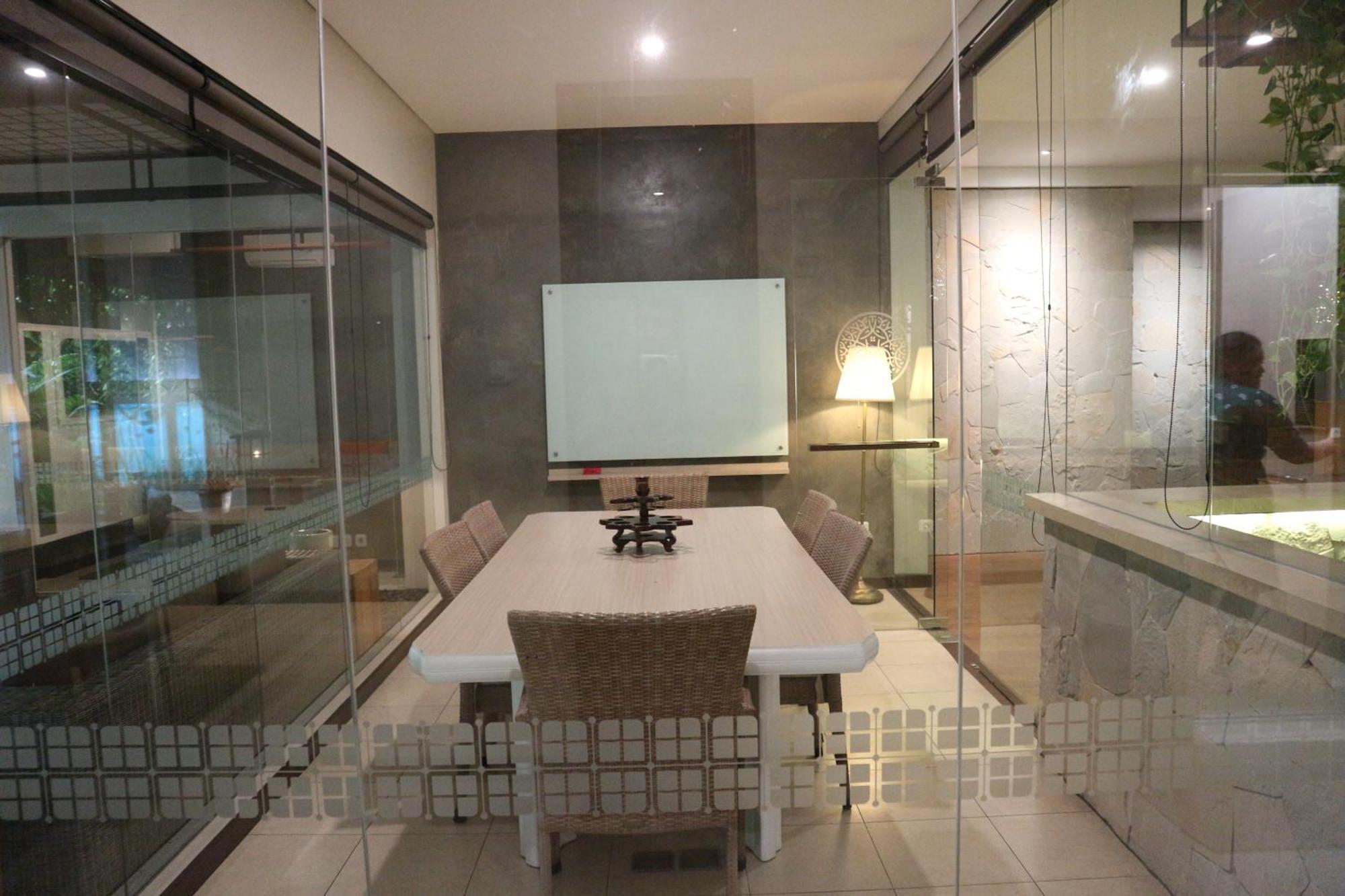 Treehouse Suites - Boutique Serviced Apartment Джакарта Екстериор снимка